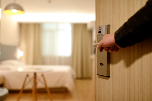 UVC e ionizzatori per rendere sani e sicuri gli spazi in hotel